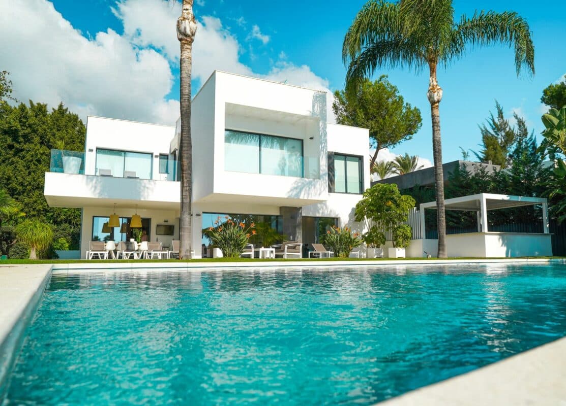 Villa moderna blanca con piscina — imagen provisional